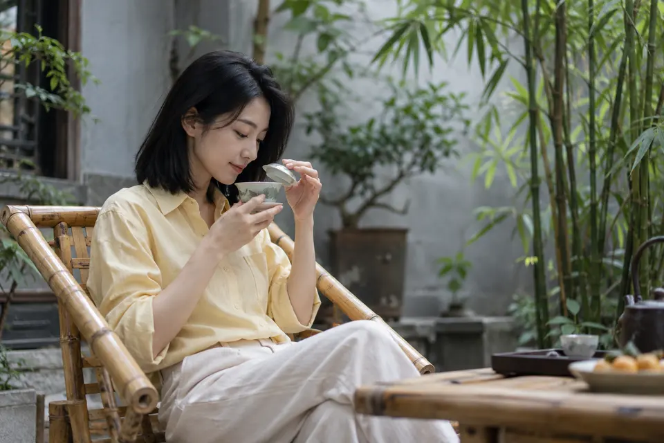 庭院茶席，竹椅与盖碗，适合安静品茶